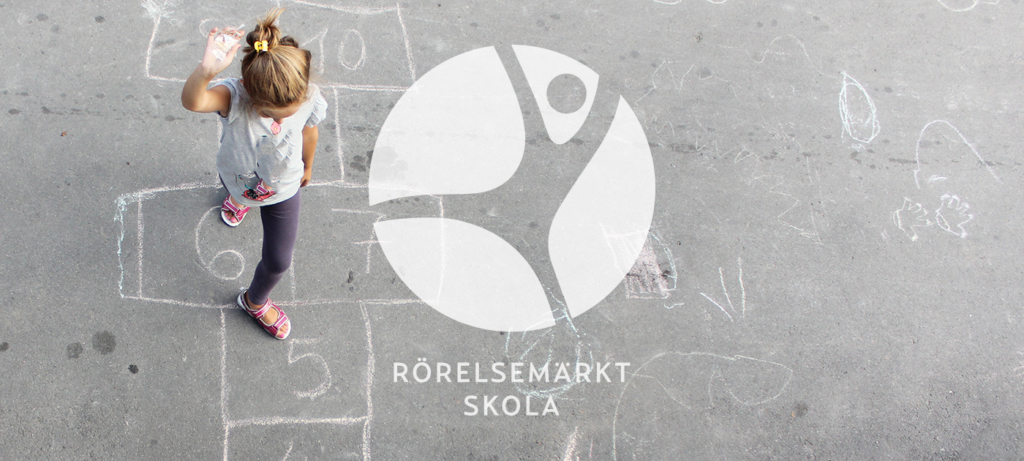 Rörelsemärkt skola logotyp vit på bild av flicka på skolgård